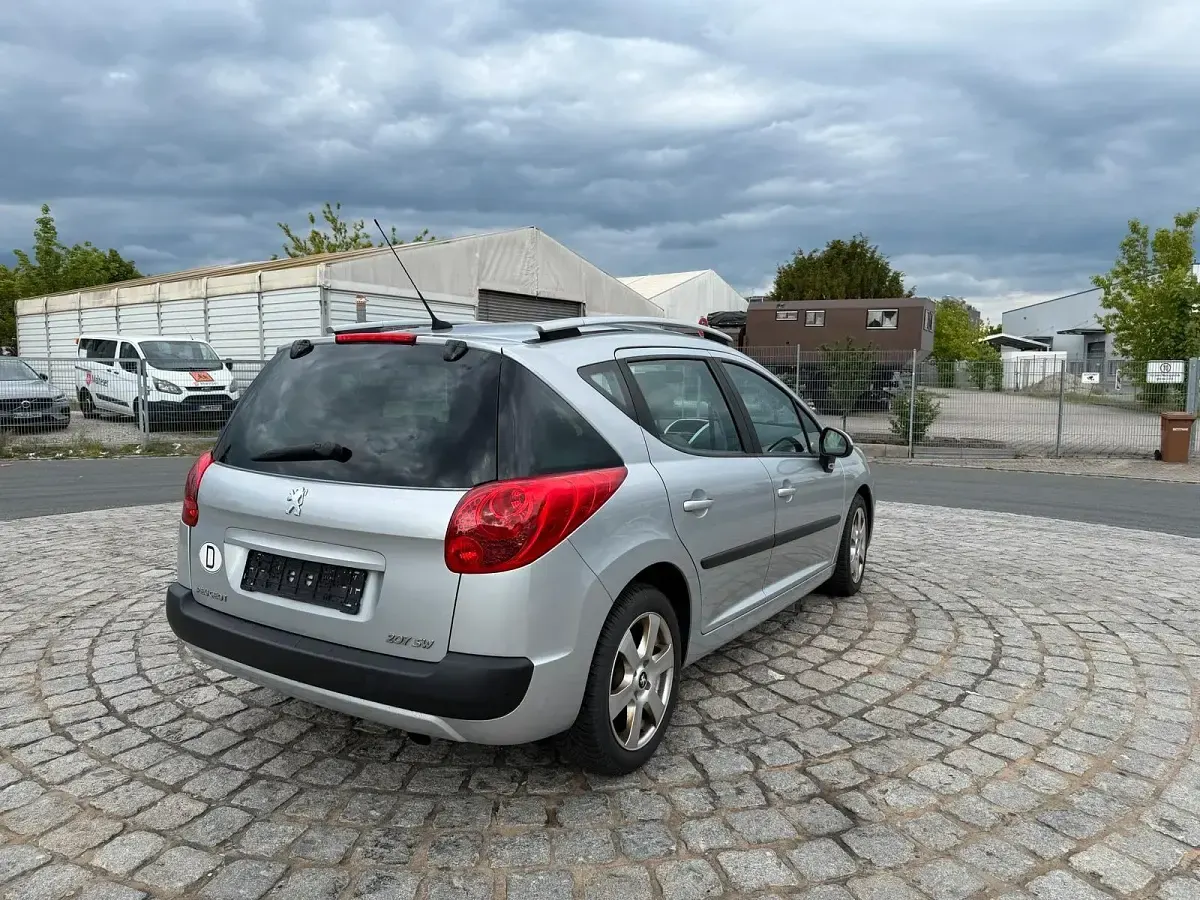 Gebraucht Peugeot 207 Tendance 95 PS (69 kW) 2008 Silber Kombi