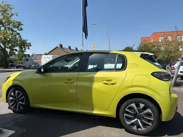 Gebraucht Peugeot 208 Active 101 PS (74 kW) 2024 Gelb Kleinwagen