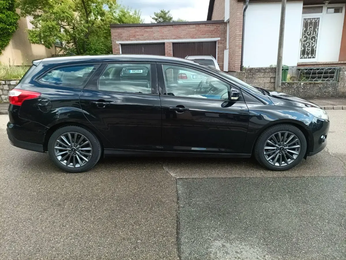 Gebraucht Ford Focus Champions Edition 116 PS (85 kW) 2011 Schwarz Kombi