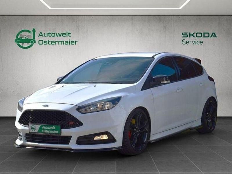 Frostweiß Gebraucht 2018 Ford Focus ST Limousine | 22.385 € (Teuer) - Bild 1/4