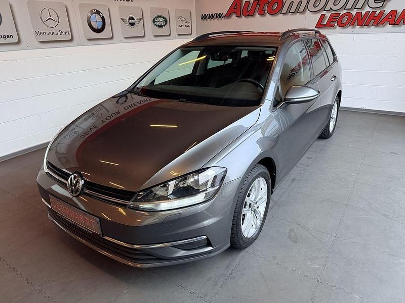 Indium grau (metallic) Gebraucht 2017 VW Golf VII Comfortline Kombi | 15.790 € (Etwas zu teuer) - Bild 1/4