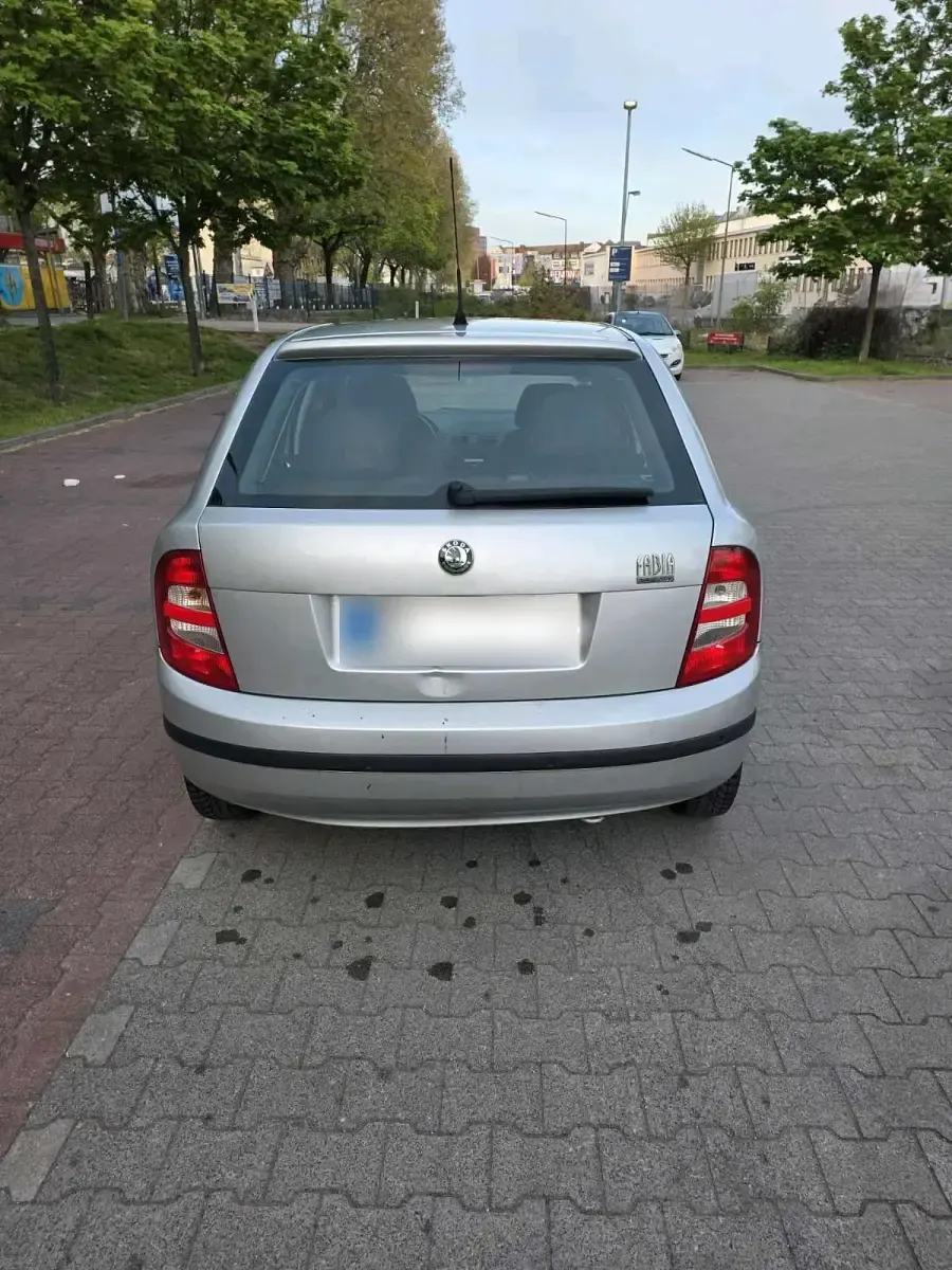Używany Skoda Fabia 80 KM (58 kW) 2004 Srebrny Sedan/Limuzyna
