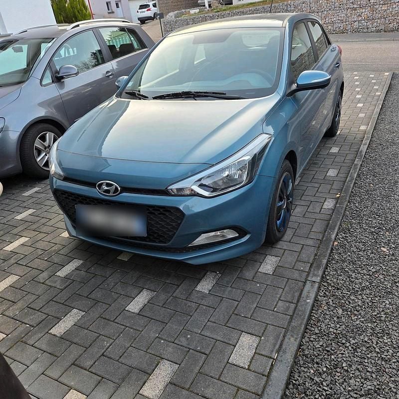 Gebraucht Hyundai i20 75 PS (55 kW) 2015 Blau Kleinwagen