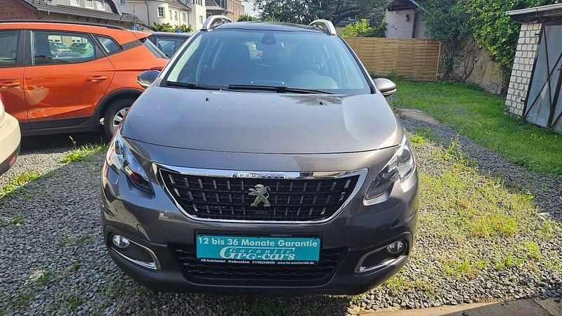 Platiniumgrau/metallic Gebraucht 2020 Peugeot 2008 Active SUV | 13.200 € (Guter Preis) - Bild 1/4