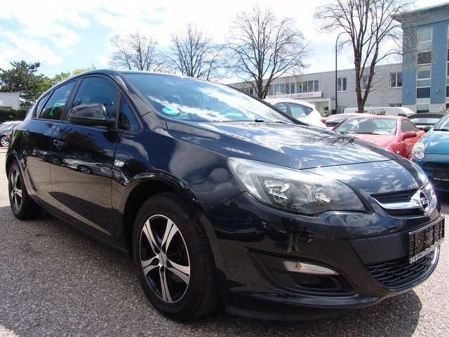 Second-hand Opel Astra Selection 101 CP (74 kW) 2012 Negru Berlinǎ