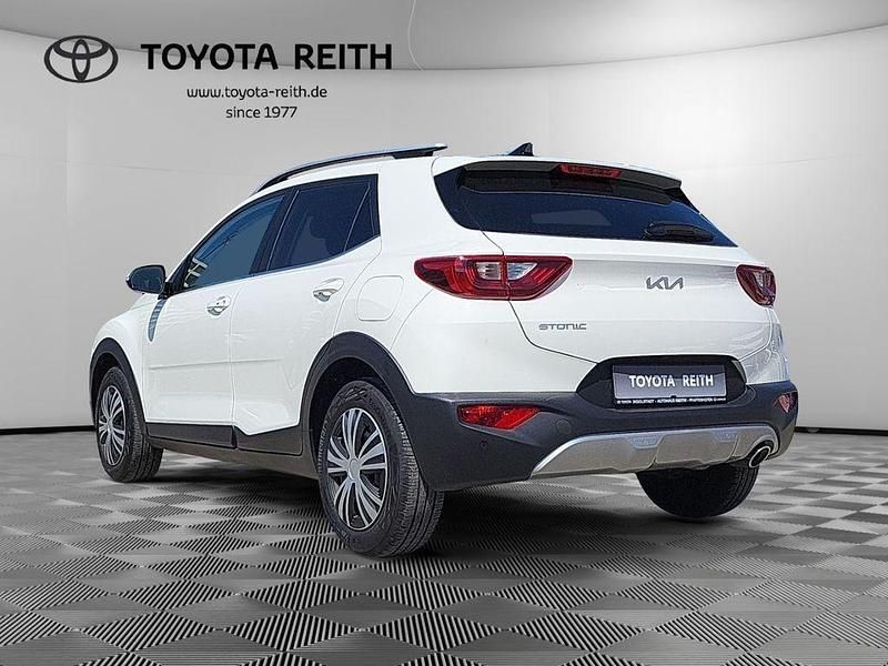 Gebraucht Kia Stonic Vision 101 PS (74 kW) 2023 Weiß ((ud) clear white s) SUV