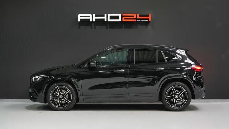 Neu Mercedes GLA200 AMG line 163 PS (119 kW) 2025 Kosmosschwarz  lack SUV