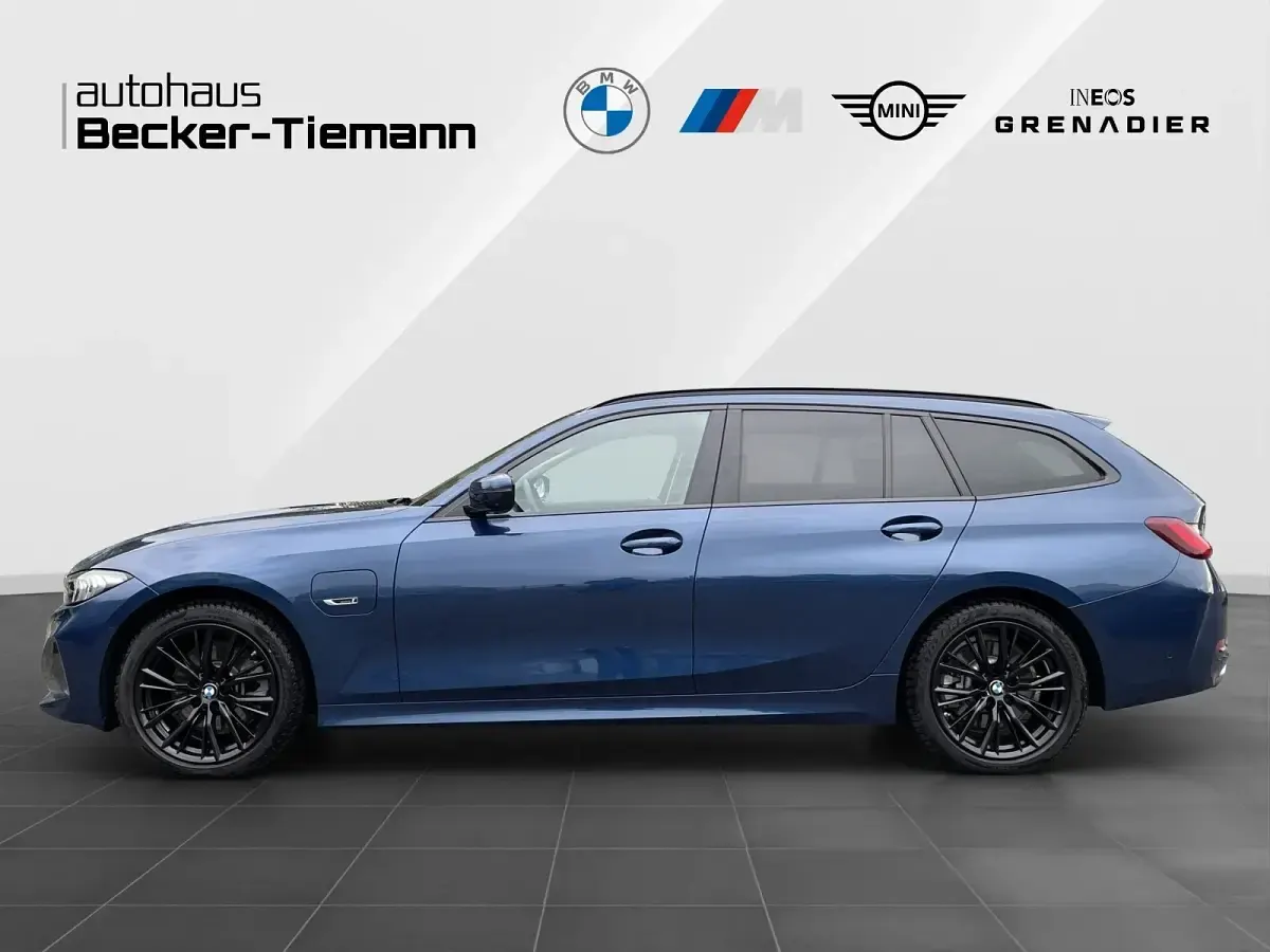 Gebraucht BMW 330e 292 PS (214 kW) 2022 Blau Kombi