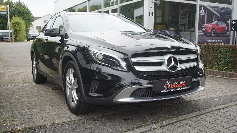 Kosmosschwarz metalliclac Gebraucht 2016 Mercedes GLA180 Urban SUV | 15.990 € (Guter Preis) - Bild 1/4