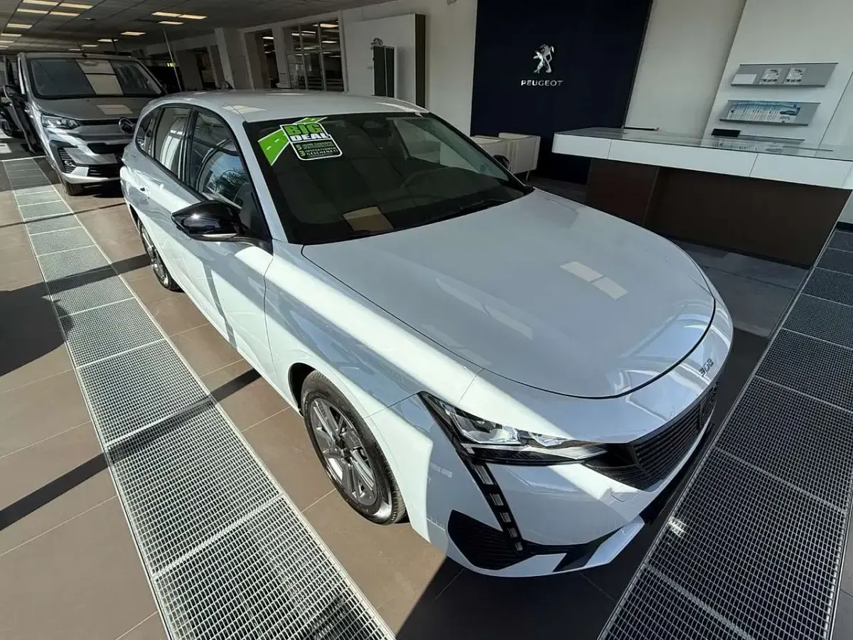 Gebraucht Peugeot 308 Active 131 PS (96 kW) 2024 Weiss Kombi