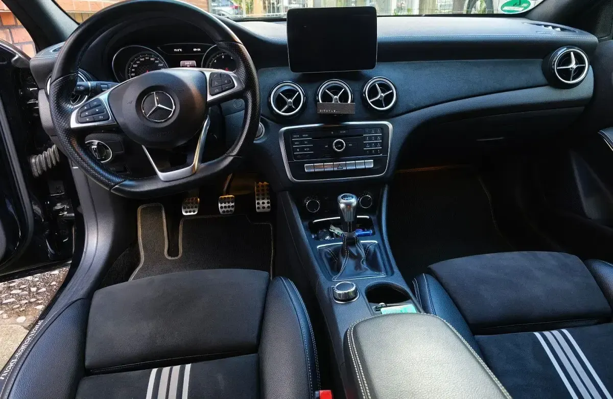 Gebraucht Mercedes A180 AMG line 122 PS (89 kW) 2017 Schwarz Kleinwagen