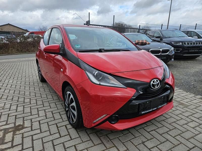 Gebraucht Toyota Aygo X-play 69 PS (50 kW) 2018 Rot Kleinwagen