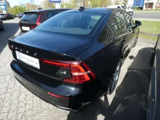 Gebraucht Volvo S60 R-Design 190 PS (139 kW) 2020 Onyx black (schwarz) Limousine