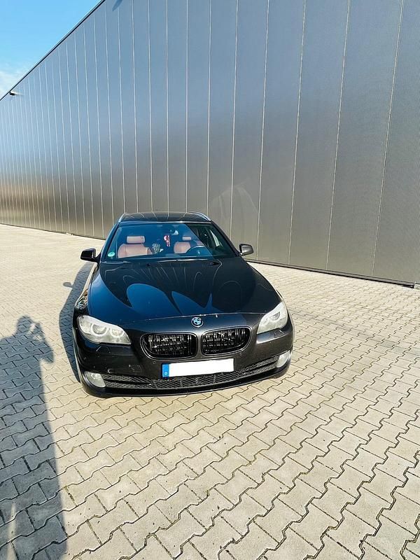 Grau Gebraucht 2011 BMW 535 Sport Line Kombi | 10.900 € (Fairer Preis) - Bild 1/4
