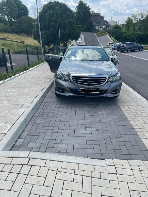 Grau Gebraucht 2015 Mercedes E220 Kombi | 11.999 € (Guter Preis) - Bild 1/4