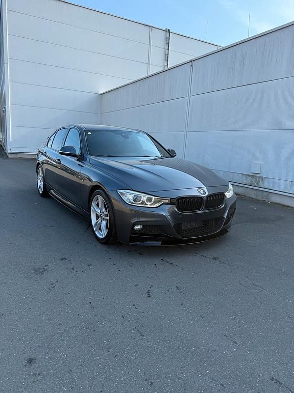 Gebraucht BMW 318 Shadowline 143 PS (105 kW) 2014 Grau Limousine