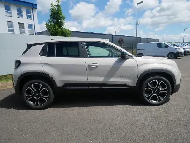 Neu Jeep Avenger Summit 110 PS (80 kW) 2026 Stone grey metallic (beige) SUV