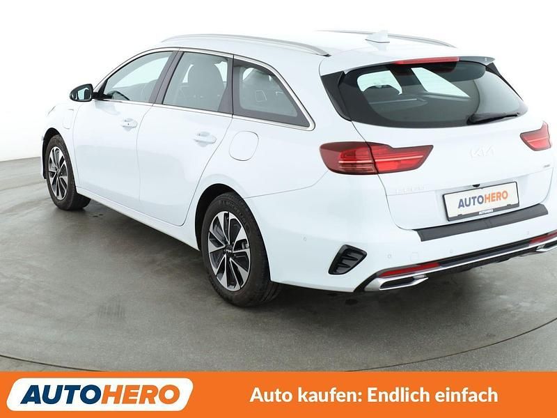 Gebraucht Kia Ceed Spirit 141 PS (103 kW) 2022 Weiß Kleinwagen