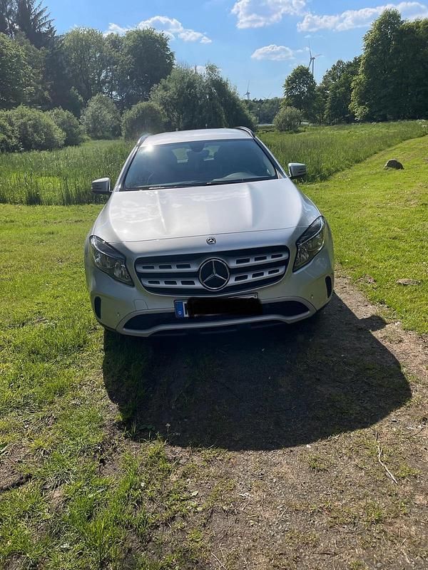 Silber Gebraucht 2019 Mercedes GLA180 SUV | 17.000 € (Guter Preis) - Bild 1/4