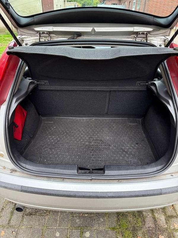 Usata Ford Focus 101 CV (74 kW) 2002 Argento Berlina