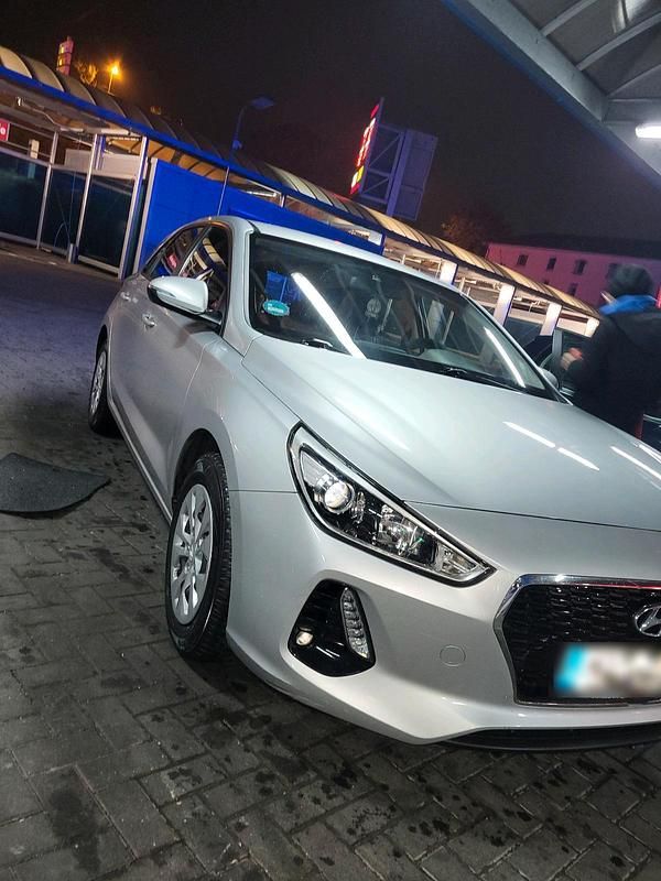 Gebraucht Hyundai i30 99 PS (72 kW) 2017 Silber Limousine