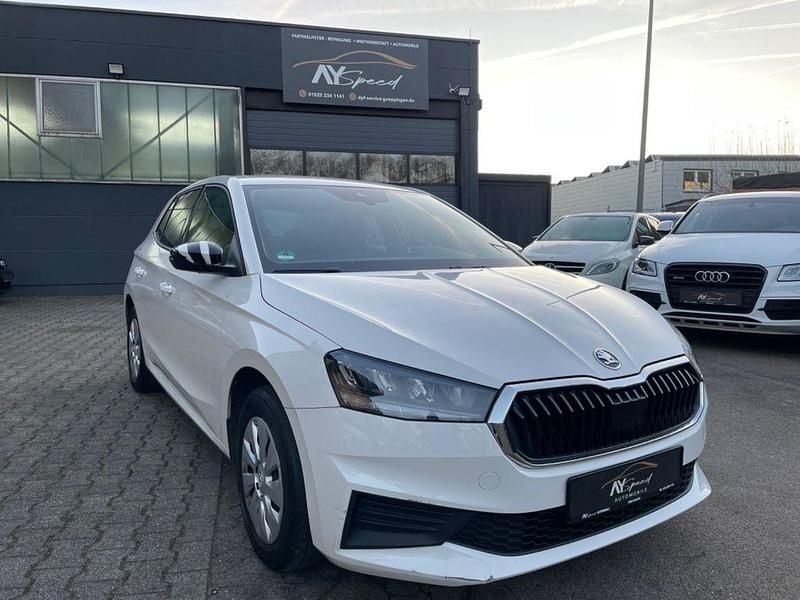 Weiß Gebraucht 2022 Skoda Fabia Active Limousine | 9.999 € (Guter Preis) - Bild 1/4