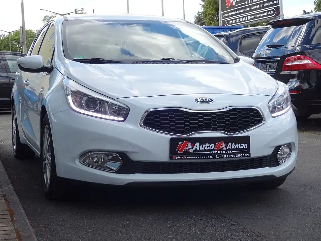 Gebraucht Kia Ceed Attract 99 PS (72 kW) 2014 Weiß Kleinwagen