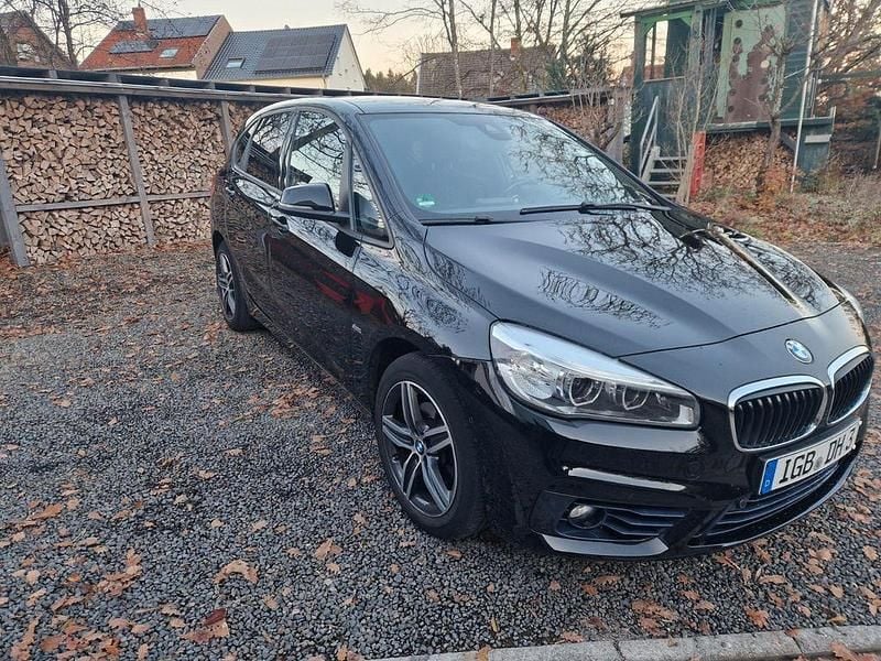 Schwarz Gebraucht 2016 BMW 218 Sport Line Kombi | 12.600 € (Superpreis) - Bild 1/4
