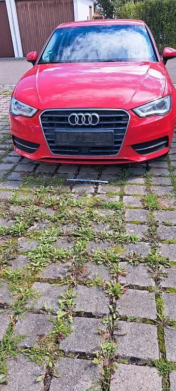 Rot Gebraucht 2014 Audi A3 Sportback Ambiente Limousine | 9.999 € (Fairer Preis) - Bild 1/4