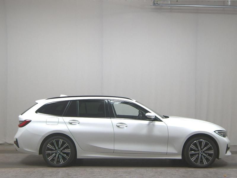 Weiss Gebraucht 2021 BMW 320 Sport Line Kombi | 23.780 € (Guter Preis) - Bild 1/4