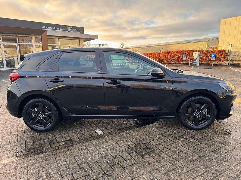 Gebraucht Hyundai i30 Edition 30+ 120 PS (88 kW) 2022 Phantom black Kleinwagen