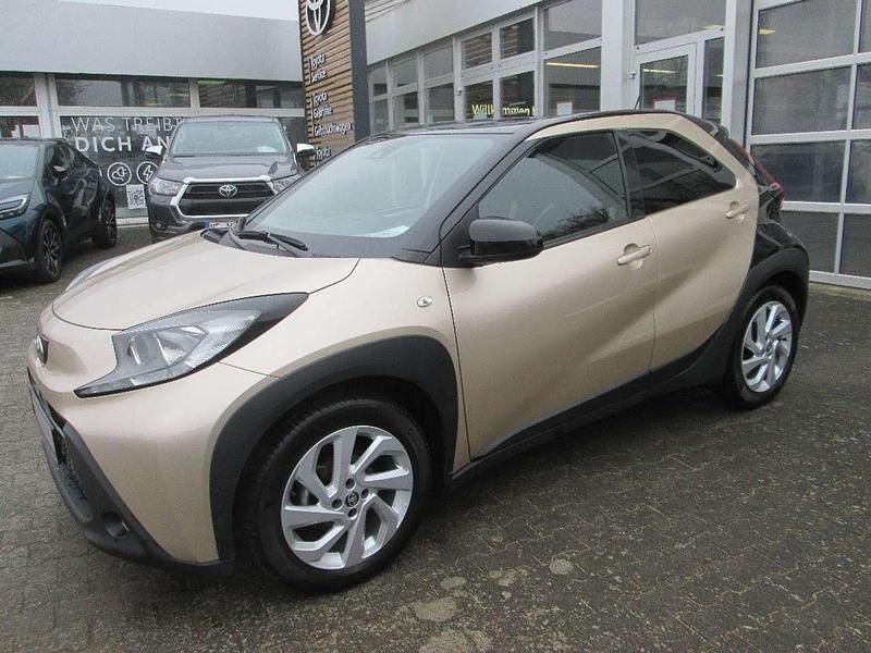 Gebraucht Toyota Aygo X Pulse 72 PS (52 kW) 2022 Ginger beige metallic/ night sky black SUV