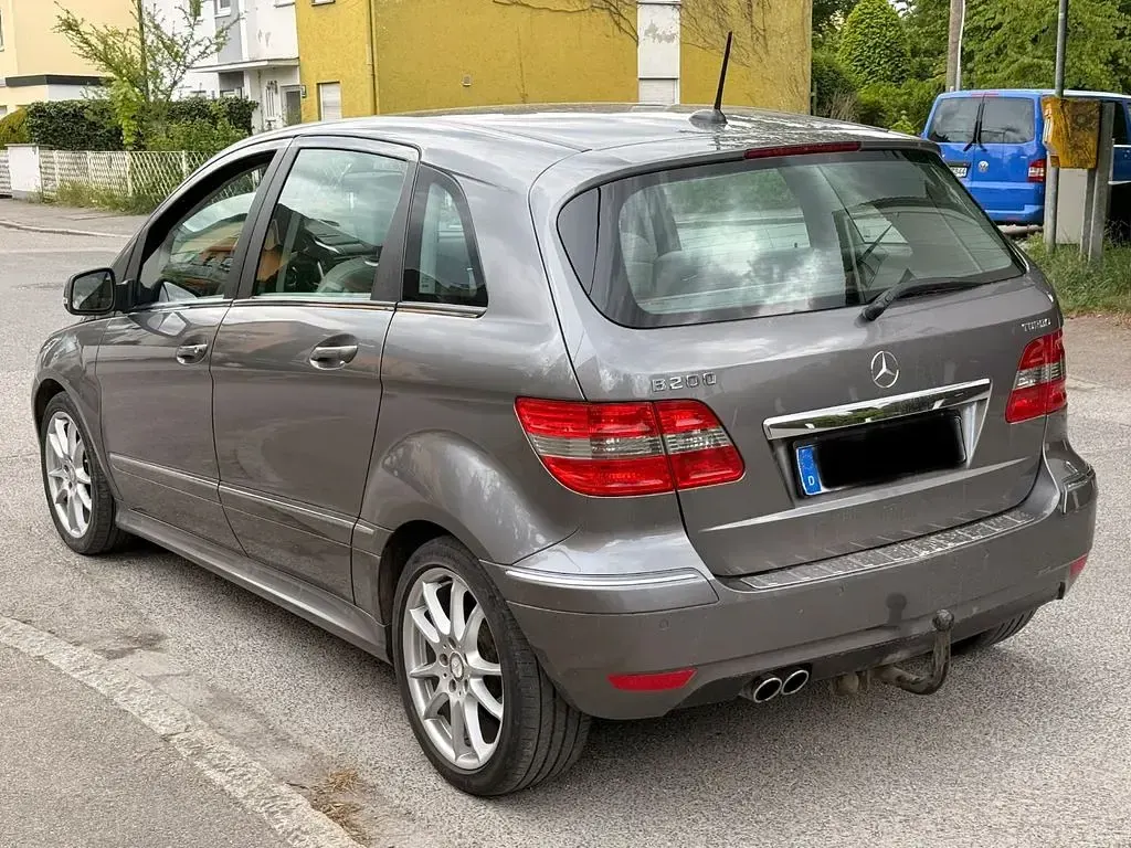 Gebraucht Mercedes B200 193 PS (141 kW) 2010 Grau Van / Kleinbus
