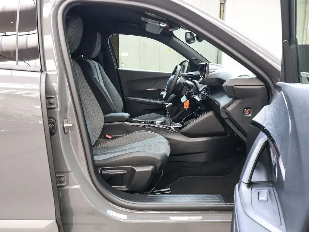 Gebraucht Peugeot 2008 Allure 101 PS (74 kW) 2024 Grau / lackierung seleniumgrau/typ aus SUV