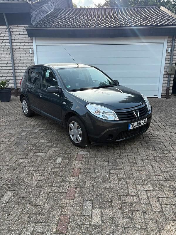 Grau Gebraucht 2012 Dacia Sandero Kleinwagen | 3.200 € - Bild 1/4