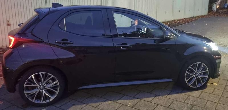 Gebraucht Toyota Yaris Hybrid Style 131 PS (96 kW) 2024 Schwarz Kleinwagen