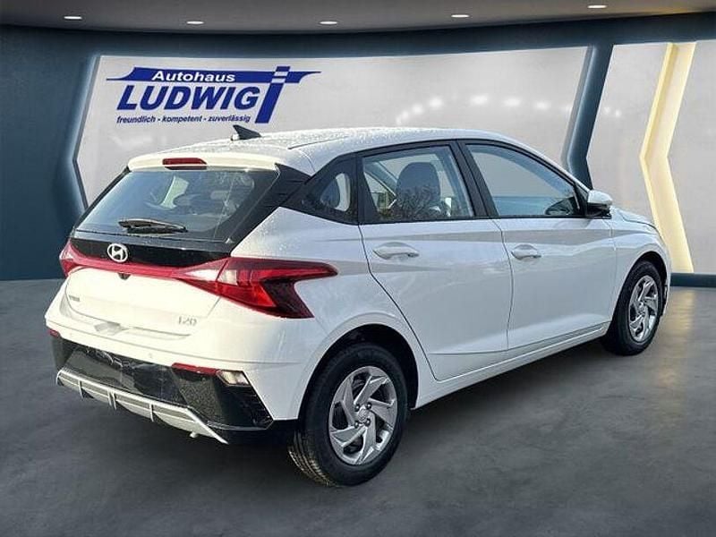 Gebraucht Hyundai i20 Select 101 PS (74 kW) 2024 Weiß Limousine
