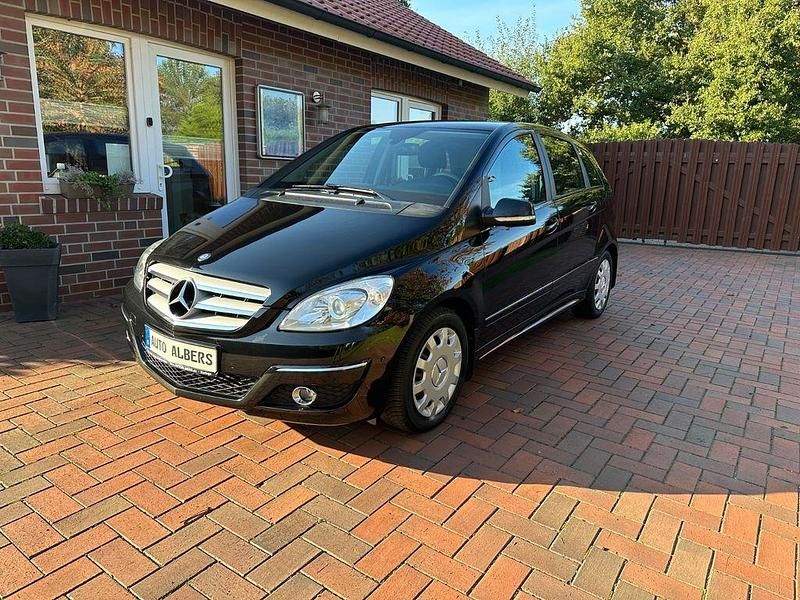 Schwarz Gebraucht 2010 Mercedes B180 Van / Kleinbus | 5.500 € (Fairer Preis) - Bild 1/4