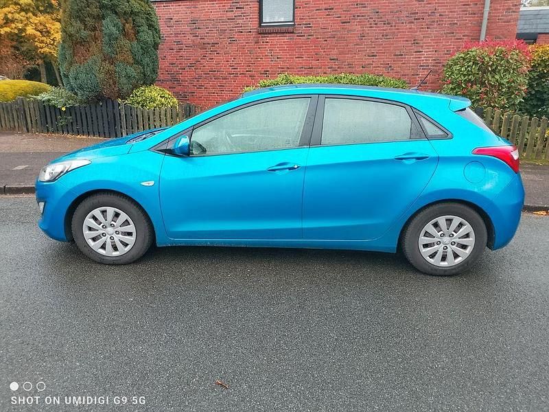 Blau Gebraucht 2016 Hyundai i30 Classic Limousine | 8.550 € (Guter Preis) - Bild 1/4