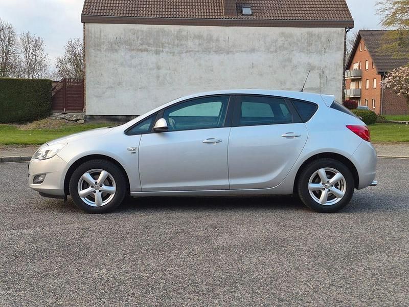Gebraucht Opel Astra 140 PS (102 kW) 2012 Silber Limousine
