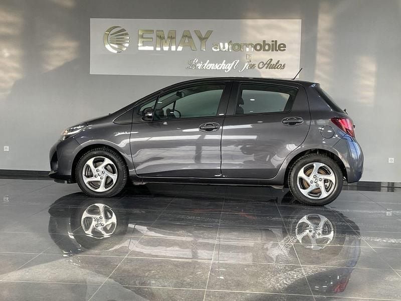 Grau Gebraucht 2016 Toyota Yaris Hybrid Edition-S Limousine | 12.498 € (Guter Preis) - Bild 1/4