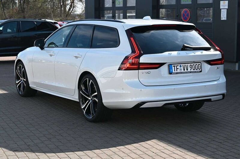 Gebraucht Volvo V90 Plus 197 PS (144 kW) 2023 Crystal white / metallic Kombi