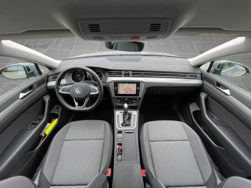 Gebraucht VW Passat Basis 122 PS (89 kW) 2023 Grau / mondstein grau Kombi