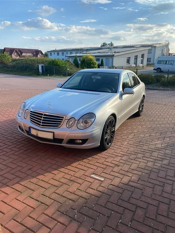 Grau Gebraucht 2007 Mercedes E220 Limousine | 4.000 € (Fairer Preis) - Bild 1/4