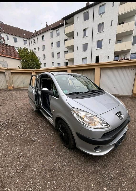 Silber Gebraucht 2008 Peugeot 1007 Kleinwagen | 1.999 € - Bild 1/4