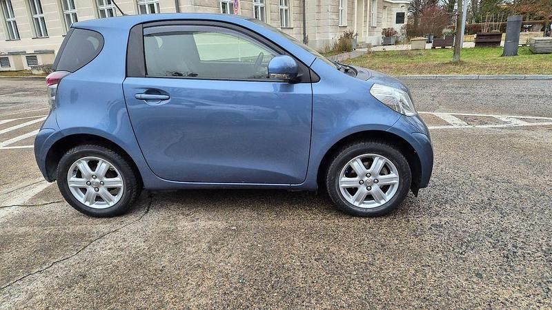 Gebraucht Toyota iQ Cool 68 PS (50 kW) 2013 Blau Kleinwagen