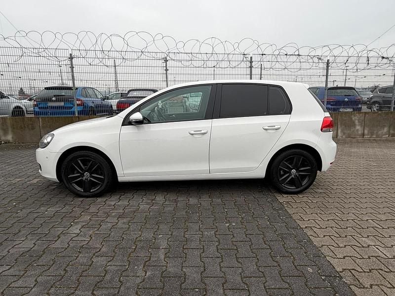 Gebraucht VW Golf VI 102 PS (75 kW) 2009 Weiß Kleinwagen