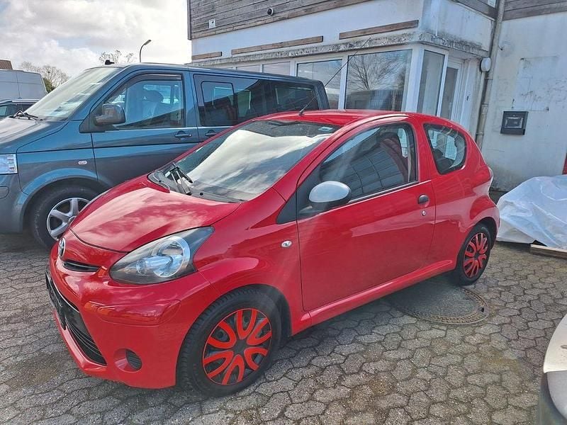 Gebraucht Toyota Aygo Basis 68 PS (50 kW) 2014 Rot Kleinwagen