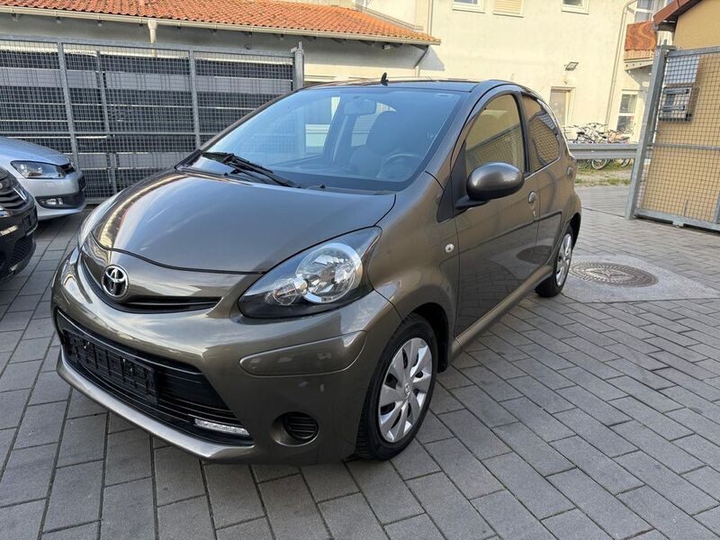 Grün Gebraucht 2013 Toyota Aygo Kleinwagen | 5.999 € (Fairer Preis) - Bild 1/4