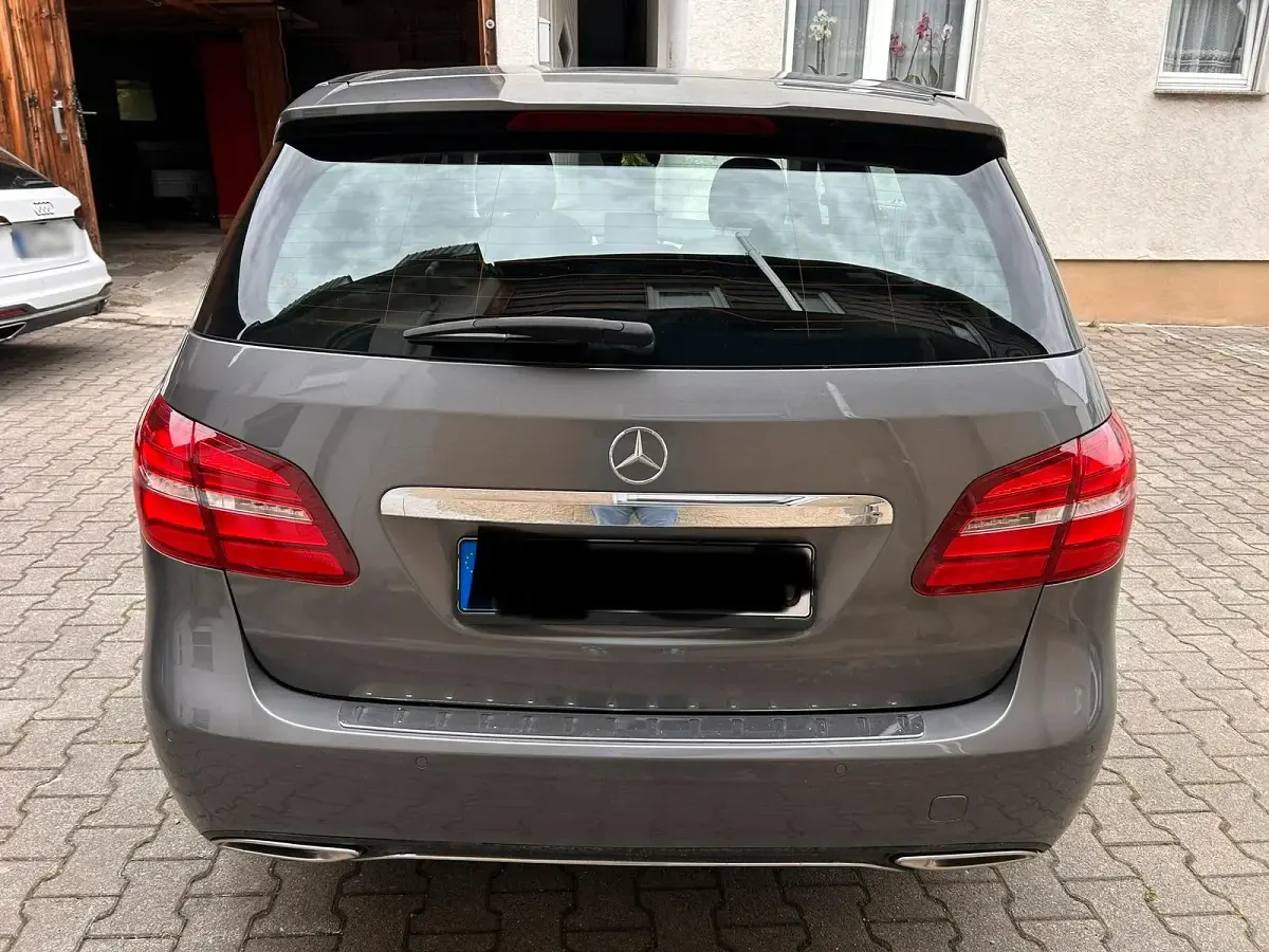 Gebraucht Mercedes B200 136 PS (100 kW) 2018 Grau Kleinwagen